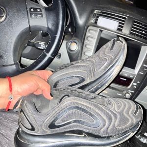 No laces AirMax 720 9.5 hit me with ya best offer!